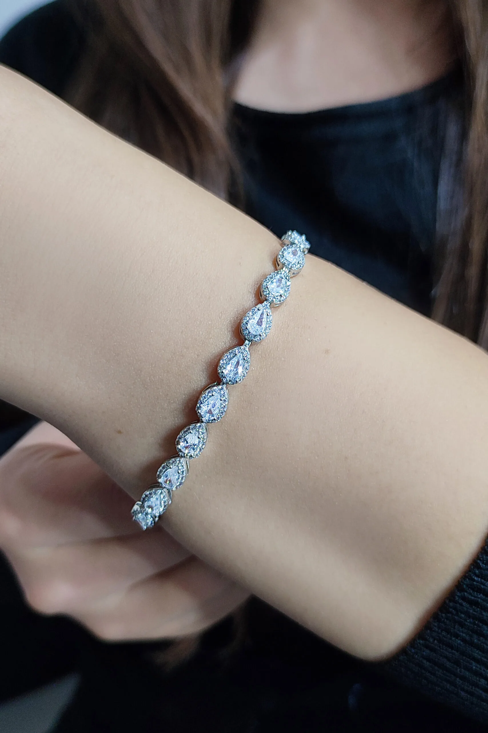 montur-kesimli-damla-form-kadin-925-ayar-gumus-bileklik-1-jpg.jpg Montür Kesimli Damla Form Kadın 925 Ayar Gümüş Bileklik - Görsel 1