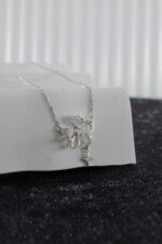 Sallantılı Yıldız Detaylı Çiçek 925 Ayar Gümüş Kadın Kolye - Görsel 4