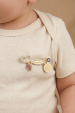 Bebek Yaka İğnesi Maşallah ve Nazar Ayeti Yazılı 925 Ayar Gümüş Antialerjik Kırmızı Şeker - Görsel 4