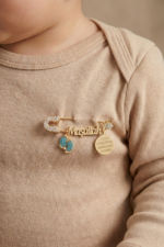 Bebek Yaka İğnesi Maşallah ve Nazar Ayeti Yazılı 925 Ayar Gümüş Antialerjik Mavi Taç - Görsel 2