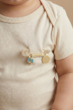 Bebek Yaka İğnesi Maşallah ve Nazar Ayeti Yazılı Plaka 925 Ayar Gümüş Antialerjik Taç - Görsel 2