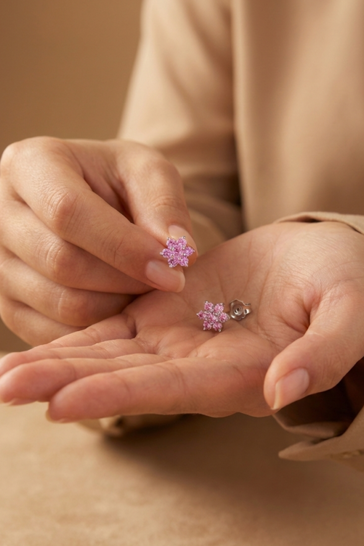 pembe-kupe.png Pembe Zirkon Taşlı Çiçek Tasarım 925 Ayar Gümüş Küpe - Görsel 1