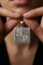 Kişiye Özel Baş Harf Desenli Kare Plaka 925 Ayar Gümüş Kadın Kolye