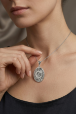 Kişiye Özel Baş Harf Desenli Oval Plaka 925 Ayar Gümüş Kadın Kolye