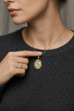 Kişiye Özel Baş Harf Desenli Oval Plaka 925 Ayar Gümüş Kadın Kolye - Görsel 2