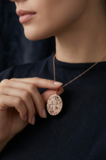 Kişiye Özel Baş Harf Desenli Oval Plaka 925 Ayar Gümüş Kadın Kolye - Görsel 3