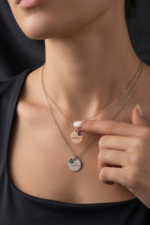 Kişiye Özel Doğum Taşı İsimli Kadın Kolye Yuvarlak Madalyon 925 Ayar Gümüş Minimal - Görsel 5