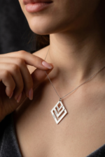 Kişiye Özel Katmanlı İsimli Geometrik Kare Kolye 925 Ayar Gümüş Kadın Hediyesi - Görsel 2