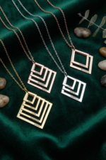 Kişiye Özel Katmanlı İsimli Geometrik Kare Kolye 925 Ayar Gümüş Kadın Hediyesi