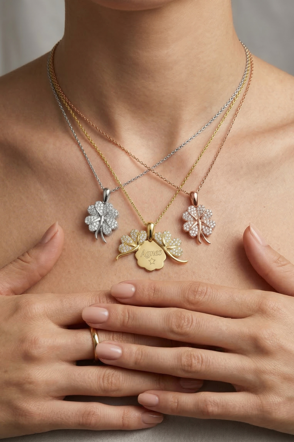 sans-yoncasi-acilir-kolye-kisiye-ozel-isimli-925-ayar-gumus-kadin-hediyesi-5-png.png Şans Yoncası Açılır Kolye Kişiye Özel İsimli 925 Ayar Gümüş Kadın Hediyesi - Görsel 1